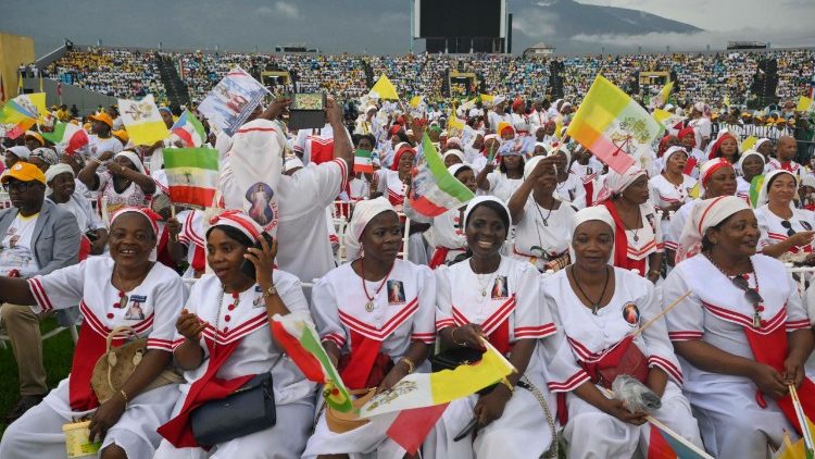 Cerca de 30 mil pessoas participaram da celebra&ccedil;&atilde;o eucar&iacute;stica no est&aacute;dio
