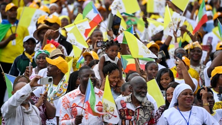 Fiéis durante a missa em Malabo