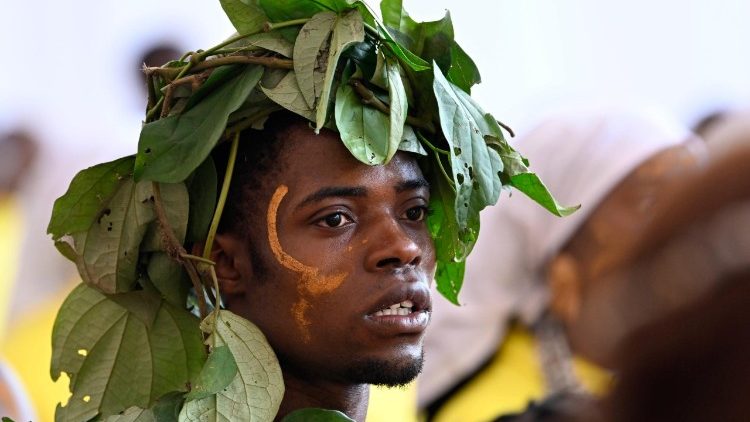 Un fedele in abiti tradizionali
