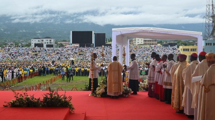 El estadio de Malabo repleto de fieles para la misa del Papa