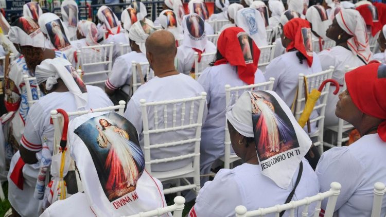 Religiosi che partecipano alla Messa 