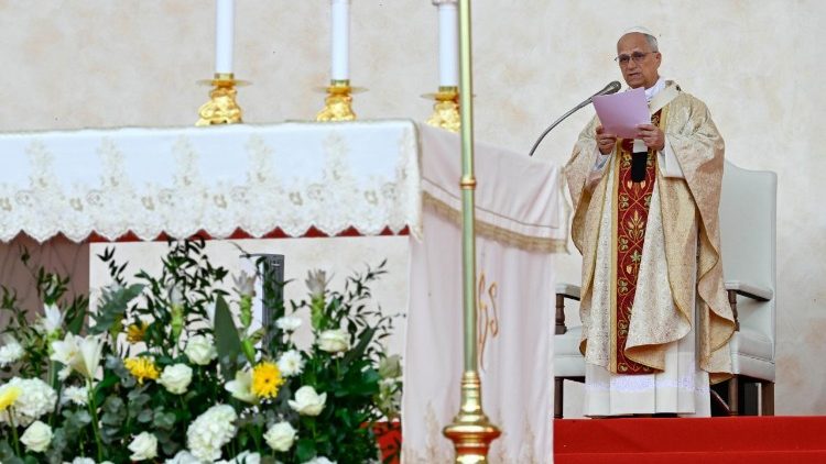 Papa Leone celebra la Messa nello stadio di Malabo