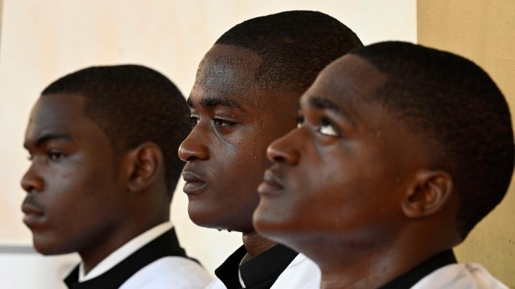 Viagem Apost&oacute;lica &agrave; Guin&eacute; Equatorial - Santa Missa no Est&aacute;dio de Malabo