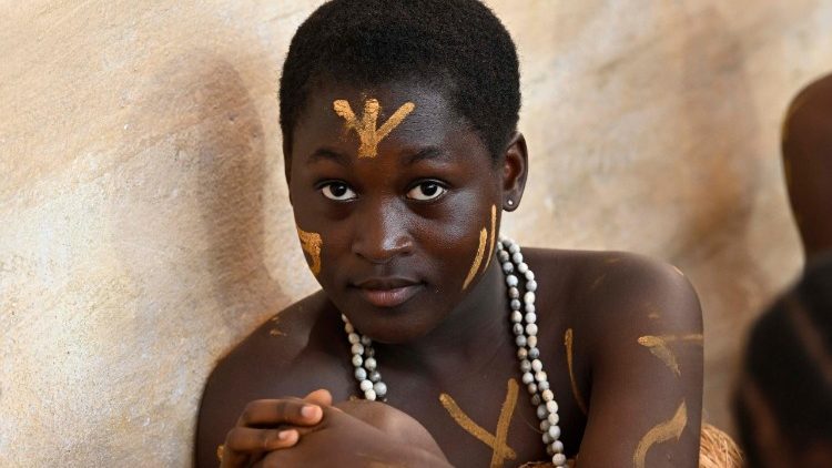 Uma fiel com pinturas e trajes tradicionais