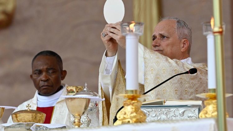 O Papa Le&atilde;o durante a missa em Malabo