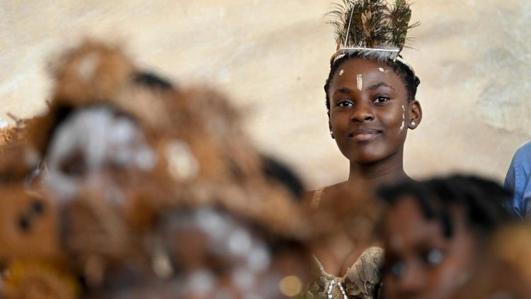 Jovem trajes e pinturas tradicionais