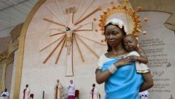 Zo svätej omše na štadióne v Malabo