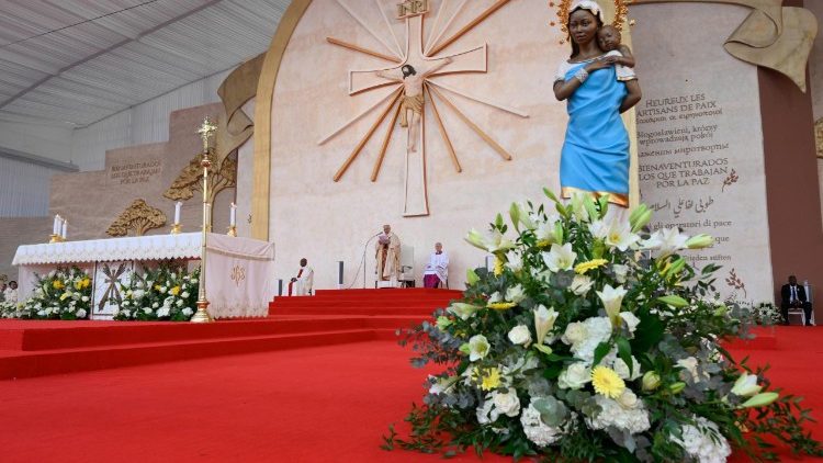 Imagem de Nossa Senhora de Bisila e o Papa ao fundo