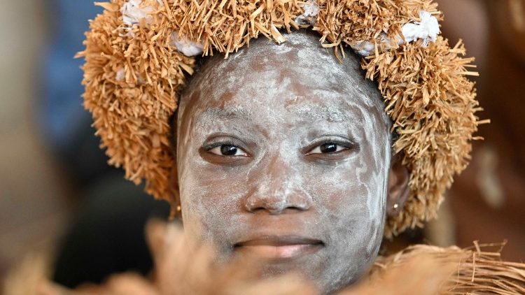 Jovem com pinturas e trajes tradicionais