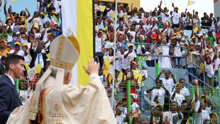 Le persone allo stadio salutano il Pontefice