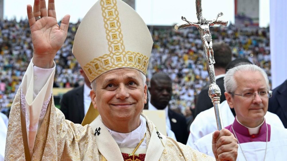 Besimtarët gjatë Meshës së Shenjtë kremtuar nga Papa Leoni XIV në stadiumin e Malabos, Guinea Ekuatoriale, 24 prill 2026. 
