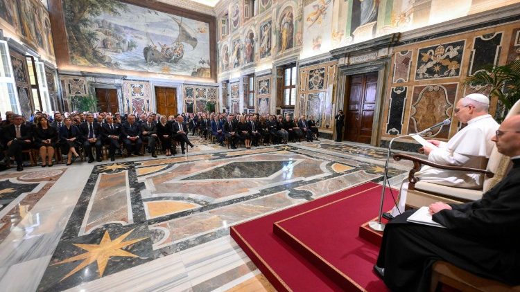 Il Papa legge il suo discorso in lingua inglese ai parlamentari del PPE.