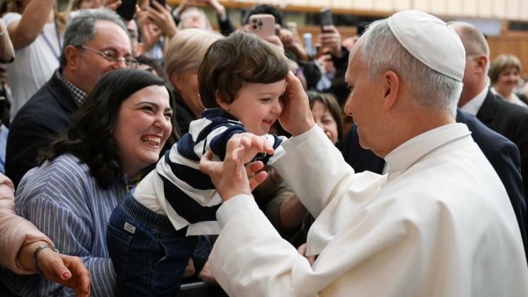 Il Papa con un bambino durante l'udienza agli insegnanti di religione
