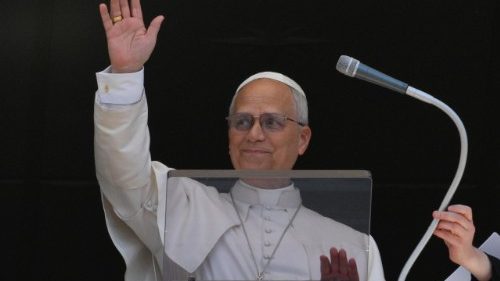 Pope at Regina Caeli: Don't let 'thieves' rob your joy and peace