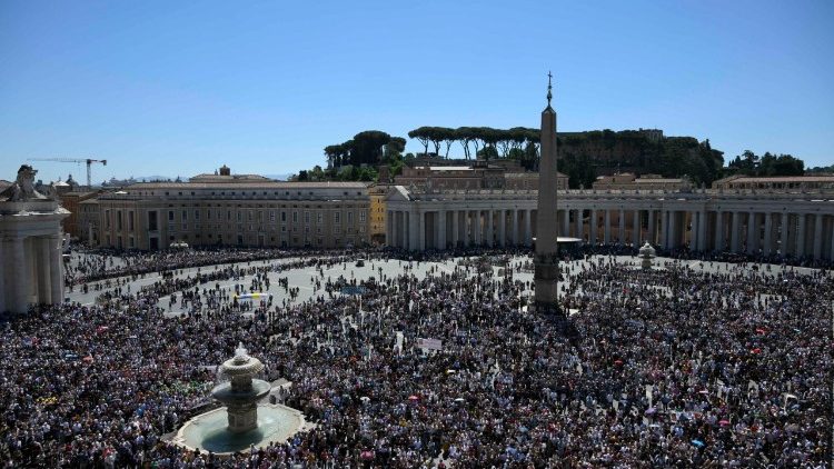 Milhares de fi&eacute;is rezaram com o Papa
