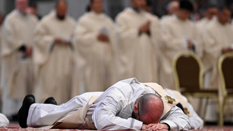 Uno dei futuri sacerdoti sdraiato a terra