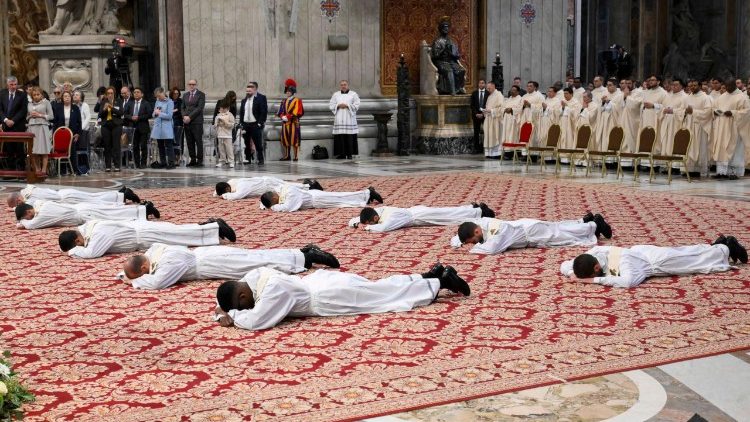 Le Pape a pr&eacute;sid&eacute; une messe d’ordinations sacerdotales en la basilique Saint-Pierre.