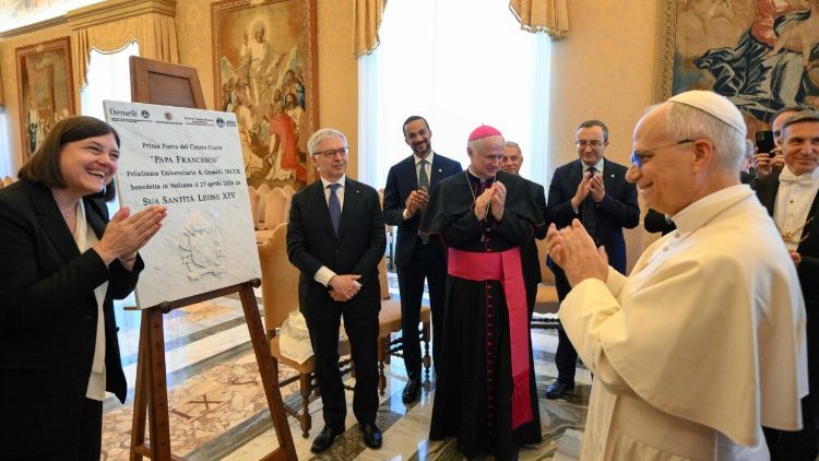 O Papa durante a b&ecirc;n&ccedil;&atilde;o da primeira pedra do "Centro do Cora&ccedil;&atilde;o - Papa Francisco" do Hospital Agostino Gemelli