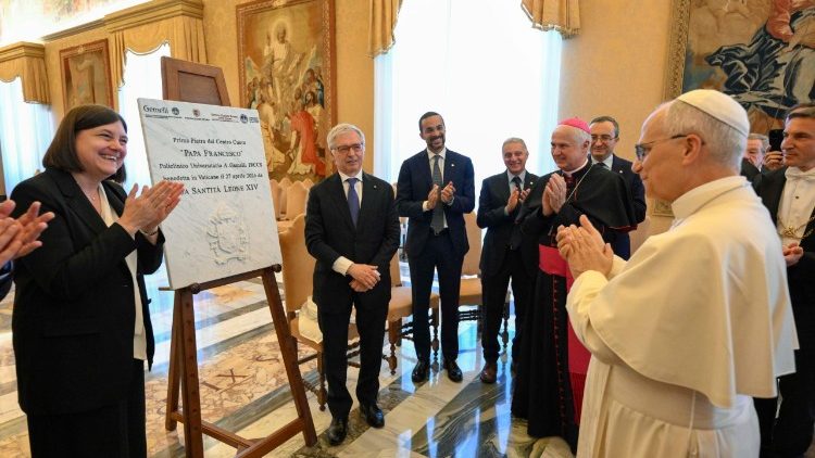 Il Papa con il rettore dell’Universit&agrave; Cattolica del Sacro Cuore, Elena Beccalli, e il presidente della Fondazione Policlinico Universitario Agostino Gemelli IRCCS, Daniele Franco 