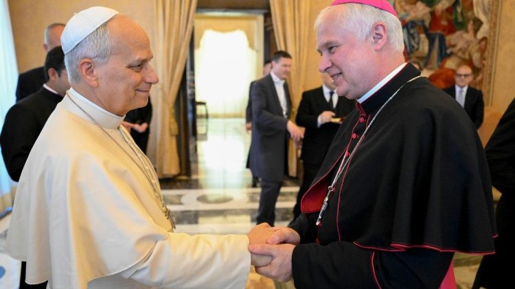 Il Papa con l'assistente ecclesiastico generale dell'Universit&agrave; Cattolica del Sacro Cuore, monsignor Claudio Giuliodori
