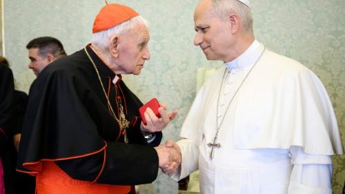 Ernest Simoni, meshtari, q&euml; mundi terrin: takim me Pap&euml;n Leoni XIV n&euml; Vatikan