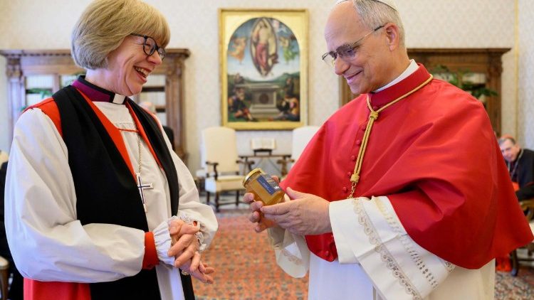 Pope Leo exchanges gifts with Archbishop Mullally