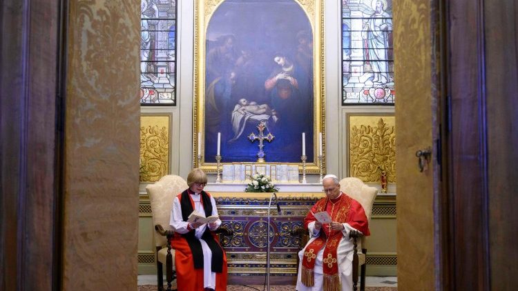 Pope Leo and Archbishop Mullally pray in the Urban VIII Chapel