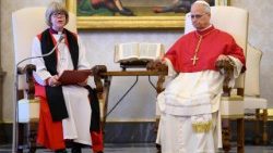 Pápež Lev XIV. počas stretnutia s arcibiskupkou Sarah Mullally