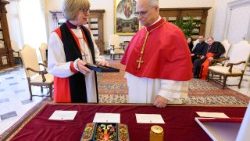Paavi Leo tapasi Anglikaanikirkon arkkipiispan Sarah Mullallyn