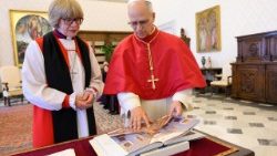 Papa Leon al XIV-lea și arhiepiscopului de Canterbury, Sarah Mullally, în Biblioteca Palatului Apostolic din Vatican (27 aprilie 2026) 