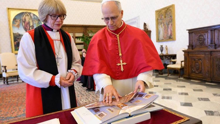 Papa Leon al XIV-lea și arhiepiscopului de Canterbury, Sarah Mullally, în Biblioteca Palatului Apostolic din Vatican (27 aprilie 2026) 
