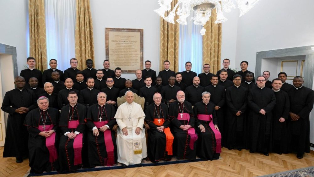 Foto do Papa com a comunidade da Pontifícia Academia Eclesiástica