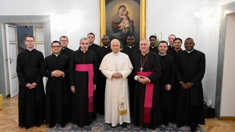  Popiežius Leonas XIV su Popiežiškosios Bažnyčios akademijos studentais 