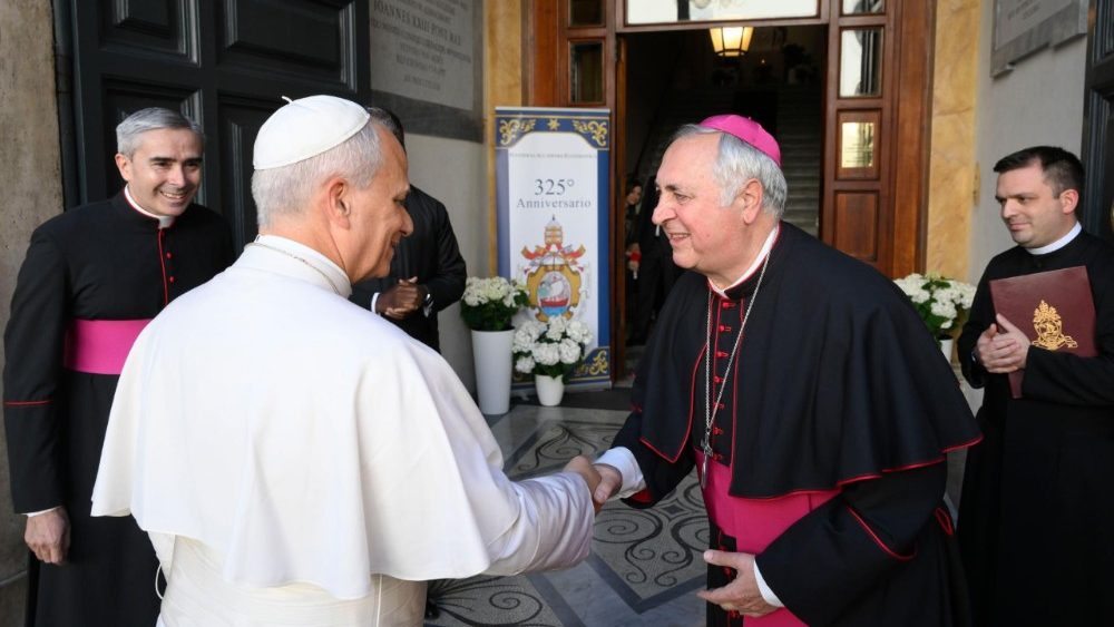 Leão XIV saúda o presidente da Pontifícia Academia Eclesiástica, monsenhor Salvatore Pennacchio