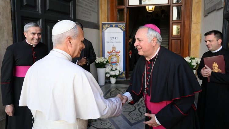 Le Pape L&eacute;on XIV en compagnie de Mgr Pennacchio.