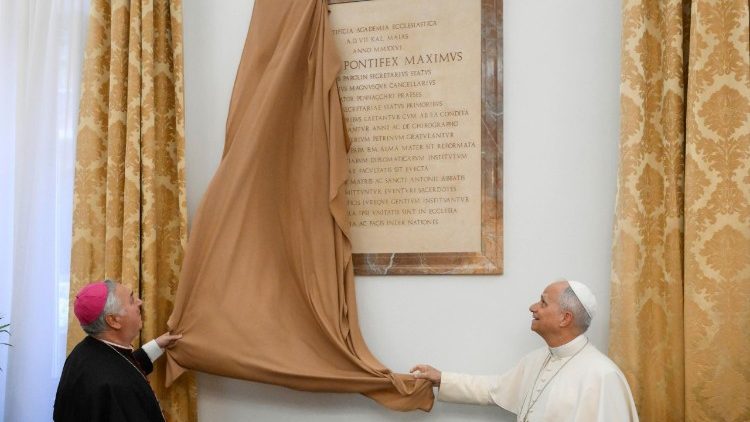 Papa Le&atilde;o XIV inaugura placa comemorativa