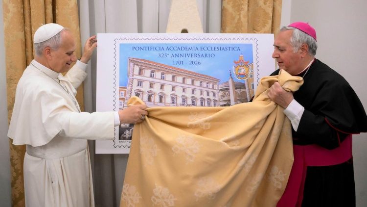  Il francobollo che ricorda i 325 anni dalla fondazione della Pontificia Accademia Ecclesiastica