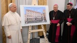 Znaczek oficjalnie odsłonił Leon XIV podczas wizyty w Papieskiej Akademii Kościelnej 27.04.2026