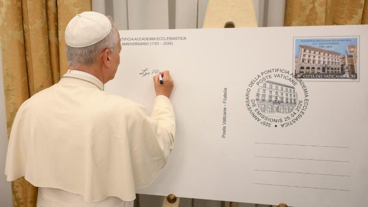 A assinatura do Papa no selo emitido para marcar o 325&ordm; anivers&aacute;rio da funda&ccedil;&atilde;o da PAE