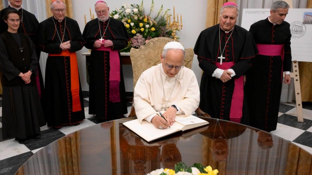 O Papa Leão XIV durante visita à comunidade da Pontifícia Academia Eclesiástica