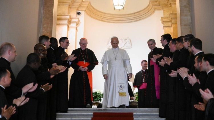 Le Pape est applaudi par les futurs nonces dans les couloirs de l'Académie pontificale ecclésiastique.