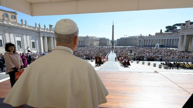 Il Papa osserva piazza San Pietro durante l'udienza generale, cui hanno partecipato 25 mila fedeli. 