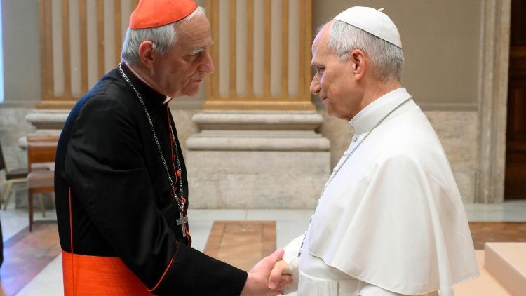 El Papa saluda al Cardenal Zuppi, presidente de la Conferencia Episcopal Italiana