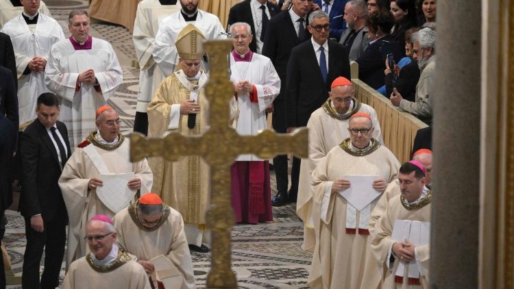 El Papa preside la santa misa con el rito de ordenaci&oacute;n episcopal de los cuatro nuevos obispos auxiliares de la di&oacute;cesis de Roma