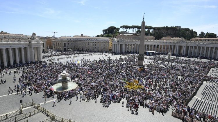 Piazza San Pietro gremita di fedeli