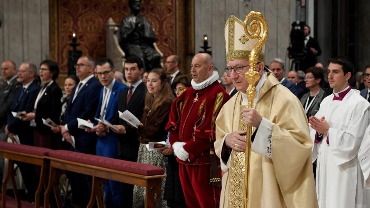 Mše svat&aacute; ku př&iacute;saze Šv&yacute;carsk&eacute; gardy celebrovan&aacute; kard. Parolinem