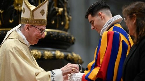 Parolin alle Guardie Svizzere: stretti a Dio in una vita fatta di umilt&agrave; e servizio