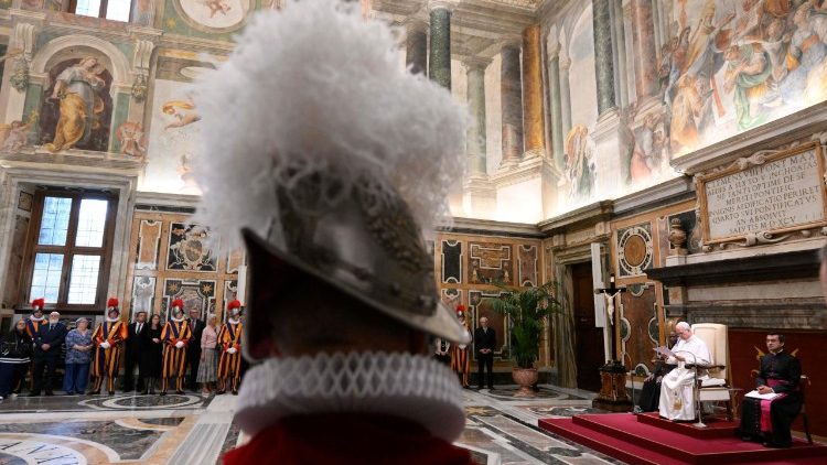 Um dos momentos do encontro com a Guarda Su&iacute;&ccedil;a Pontif&iacute;cia