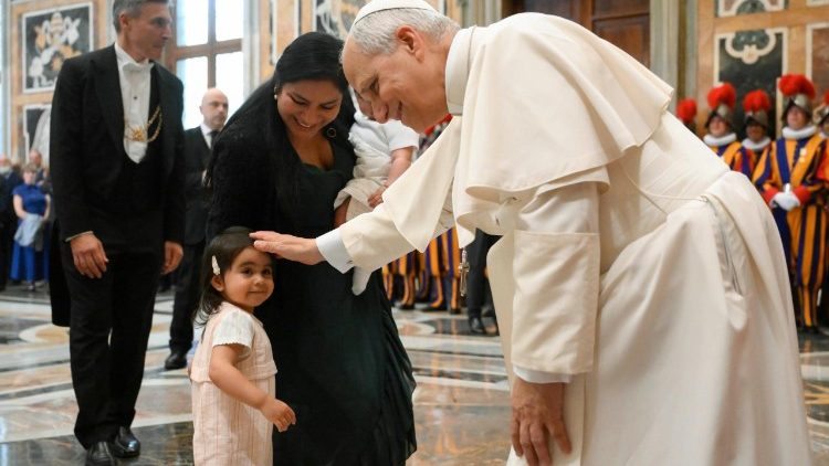 O Papa saudando familiares da Guarda Su&iacute;&ccedil;a Pontif&iacute;cia