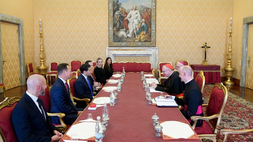 Colocvii la Secretariatul de Stat al Sfântului Scaun între secretarul de stat Marco Rubio și cardinalul Pietro Parolin, însoțit de arhiepiscopul Paul R. Gallagher